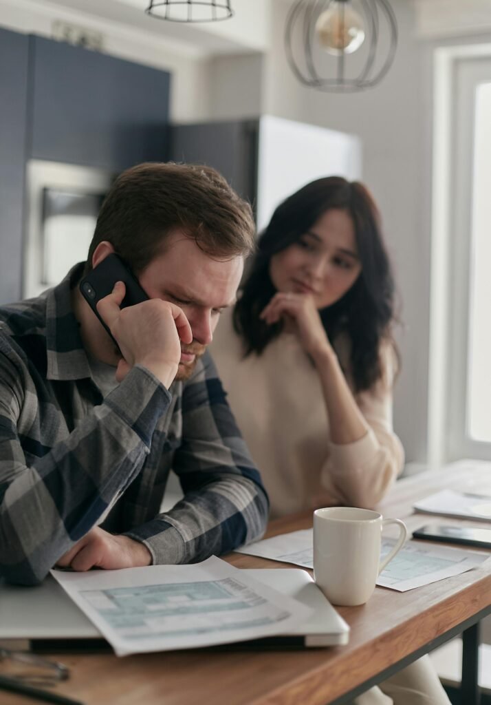 Particulier krijgt hulp van een budgetcoach en noteert uitgaven voor meer overzicht